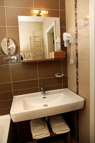 Отель City Hotels Algirdas Вильнюс Улучшенный двухместный номер с 1 кроватью или 2 отдельными кроватями-2